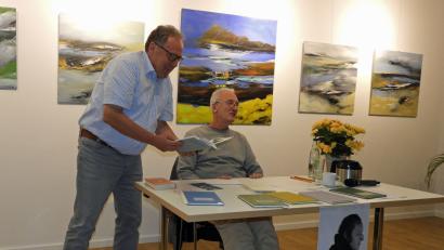 Bild: Winkler, Silke
Über eine erfolgreiche Lesung aus Büchern von Franz Joachim Behnisch freuten sich Kulturkreischef Franz Hermann Beckmann (links) und Kunstvereinsvorsitzender Wolfgang Herzer.