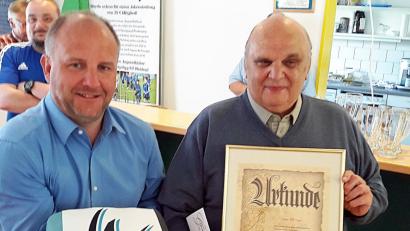 Bild: exb/SpVgg SV
Der designierte SpVgg-SV-Vorsitzende Michael Kurz (links) überreichte Willi Hagn eine Torte und die Urkunde zur Ehrenmitgliedschaft.