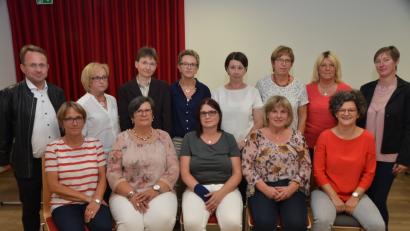 Bild: dob
Katrin Poschenrieder (vorne, rechts) übernimmt als erste Ansprechpartnerin beim Katholischen Frauenbund eine Führungsrolle. Edeltraud Götz aus Böhmsichbruck und Beate Braun aus Oberlind (vorne, Zweite und Dritte von rechts) sind gleichberechtigte Vorsitzende.