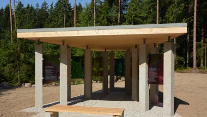 Bild: Rosner, Josef [JR] (ROSNER.JOSEF@T-ONLINE.DE)
Ein Schmuckstück geworden ist die neue Marienkapelle entlang des Waldbesinnungspfades „Resl von Konnersreuth“ im Konnsberg. Getragen von 14 Granitstelen lädt die Kapelle zum Gebet und stillen Verweilen ein. Im Rahmen eines Waldfestes am Sonntag erhält die Kapelle den kirchlichen Segen.