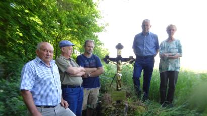 Bild: exb
Über das „Schopper-Kreuz“ am alten Platz, aber in neuem Glanz, freuen sich (von links) Erwin Rösl, Hans Strobl, John Forster, Hans Reis und Gunda Strobl.