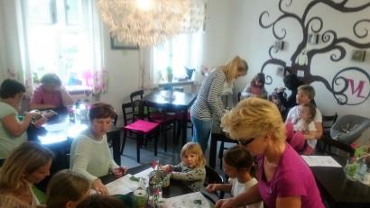 Bild: jzk
Nach der Wanderung bastelt Kräuterpädagogin Arina Schultes (vorne rechts) mit den Kindern und deren Eltern Kräutermännchen.