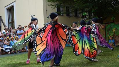 Bild: Beyerlein
"Schmetterlinge" tanzen mit bunten Flügeln beim Sommerfest der Kita-St. Antonius.