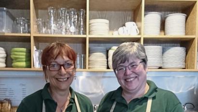 Bild: michaela.lowak@oberpfalzmedien.de
Auch wenn „Landgericht“-Chefin Christine Hösl (rechts) und ihre Mitarbeiterin Blanka Procházková fürs Foto ein strahlendes Lächeln aufsetzen, blicken sie mit Wehmut zurück auf die vergangenen sieben Jahre.