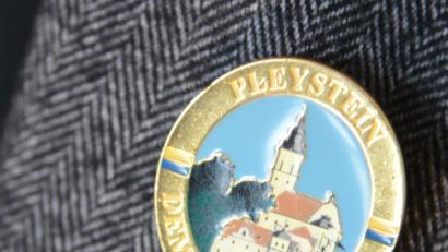 Bild: bey
Diese Ehrennadeln gibt es künftig von der Stadt für treue Urlauber.