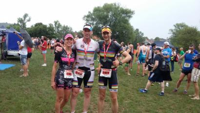 Bild: exb
Beim Kallmünzer Sparkassen-Triathlon haben sich (von links) Nicole Gundel, Helmut Graf und  Jacky Maderer schon einmal für die Challenge in Roth aufgewärmt.