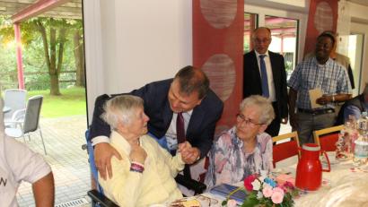 Bild: Michaela Lowak
Theresia Kistenpfennig (links) freut sich über die Glückwünsche von Bürgermeister Karlheinz Budnik.