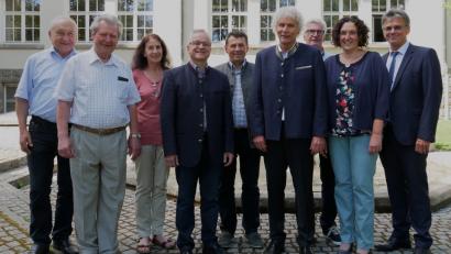 Bild: tr
Die Erfinder des Landkreis-Lodenjankers von links: Kreisheimatpfleger Robert Schön, Robert Treml, Monika Kunz sowie Hans Dill, Paulus Mehler, Wolfgang Lippert, Ernst Zeitler, Tina Zeitler und Pressesprecher Walter Brucker.