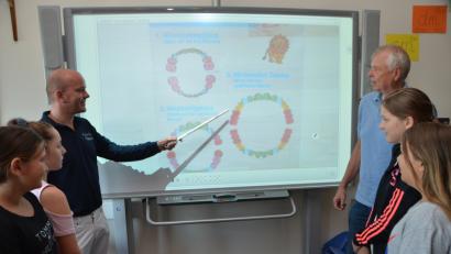 Bild: dob
Zahnarzt Klaus Zilbauer (rechts) übergibt nach 35 Jahren den Schulbesuch an seinen Nachfolger Max-Emanuel Hautmann.