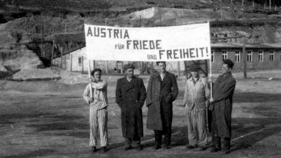 Bild: exb
Österreicher nach der Befreiung in Flossenbürg, 1945. Foto: Dokumentationsarchiv des Österreichischen Widerstands.