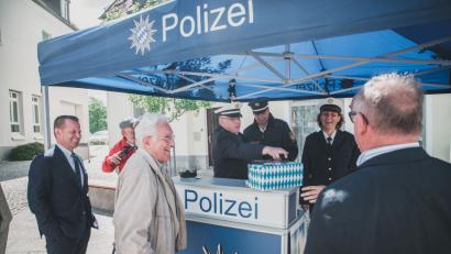 Bild: Lukas Meister
Manuela Weidhas, Stefan Moller und Tobias Wirth (Zweite, Dritter und Vierter von rechts) suchen in der Knorrstraße das Gespräch mit Passanten zum Thema Verkehrssicherheit. Dabei werben sie auch für ein Gewinnspiel, das die Sparkasse mitfinanziert. Vorstand Gerhard Hösl (links) ist überzeugt von der Aktion.