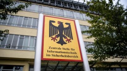 Bild: Matthias Balk/dpa
Der Eingang zur neuen  "Zentrale Stelle für Informationstechnik im Sicherheitsbereich"  im Osten von München