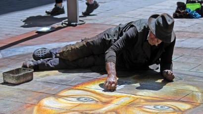 Bild: nm
Auch das gehört zum Wave-Gotik-Treffen in Leipzig: Straßenmaler schaffen Kunstwerke und lassen  sich bei ihrer Arbeit über die Schulter blicken.
