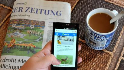 Bild: Stephan Huber
Eine Tasse Kaffee zur Zeitungslektüre und ein Blick ins Onetz per Smartphone – eine Kombination, die viele unsere Leser so schätzen.