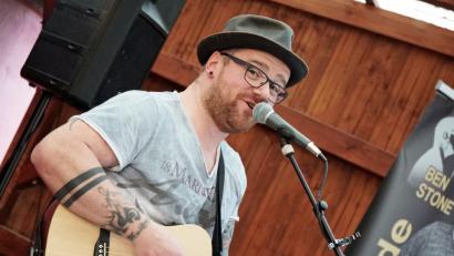 Bild: lst
Ben „Stone“ Steinbacher präsentierte im „Salute“-Biergarten eine powergeladene Reise durch die Welt des Rocks.