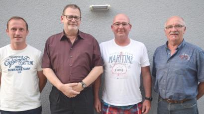 Bild: no
Über die erfolgreiche Neuwahl freuen sich (von links) der Vorsitzende des SVI, Martin Luber, der zurückgetretene Chef des Fördervereins, Adrian Zeller, sein Nachfolger Thomas Dirler und der kommissarisch tätige Vorsitzende des Fördervereins, Alfred Ebert.