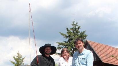 Bild: Holger Stiegler
Der „Kutscher“ Dominik Gruber (links) hat schon mal provisorisch ohne Pferde angespannt, dafür aber mit dem Regie-Team Tina Lorenz und Till Rickelt.