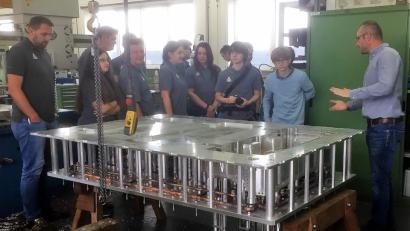 Bild: exb
Die Schüler erhalten Einblicke in die Firma Metallverarbeitung Schraml.