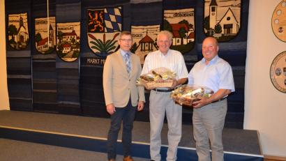 Bild: gi
Bürgermeister Hermann Ach (links) dankt den Markträten Josef Hierold (Mitte) und Karl Liebl  für ihre jahrzehntelange Arbeit.