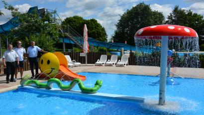 Bild: jr
Für den Kleinkinderbereich im Freibad sind neue Spielgeräte angeschafft worden, außerdem ist der Wasserpilz wieder in Betrieb. Von links Günther Deinzer, Bademeister Stefan Pelz und Bürgermeister Roland Grillmeier.