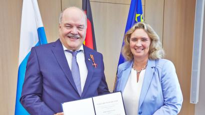 Bild: exb/Gert Krautbauer
Bayerns Sozialministerin Kerstin Schreyer verleiht am am Donnerstag, 21. Juni 2018, das Verdienstkreuz am Bande des Verdienstordens der Bundesrepublik Deutschland an
Albert Vetterl
© Foto Gert Krautbauer/Stmas