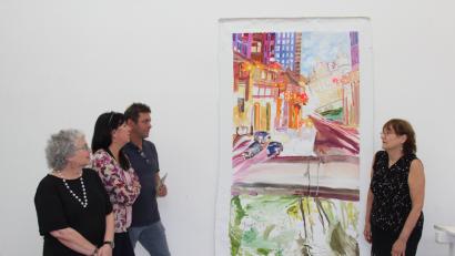 Bild: Holger Stiegler
Malerin Olive Ayhens (rechts) gibt Künstlerhaus Leiterin Andrea Lamest (2. von links), Schriftstellerin Judith Cooper (links) sowie Fördervereins-Vize Clemens Mayer schon einmal einen Einblick in ihr künstlerisches Schaffen.