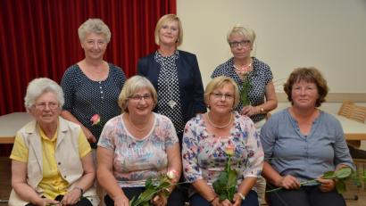 Bild: dob
Bezirksvorsitzende Martha Bauer (hinten, Mitte) verabschiedet Ingrid Voitenleitner, Rita Bäumler, Roswitha Sier, Bettina Wildenauer, Martha Simacek und Anna Plank (von links) aus dem Frauenbund-Vorstand.