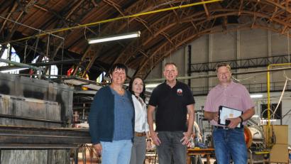 Bild: exb
Das Ovigo-Theater Oberviechtach zeigt in der besonderen Atmosphäre der Glashütte Lamberts in Waldsassen das Weihnachtsstück "Scrooge" - am 15. Dezember. Karten sind bereits erhältlich. In der Ofenhalle trafen sich die Beteiligten zu einer Besprechung: Von links Beatrix Rustler von der Stadtverwaltung, Petra Sommer-Stark - sie hatte das Gastspiel in Waldsassen initiiert - sowie Lamberts-Prokurist Robert Christ und Stadtbaumeister Hubert Siller.