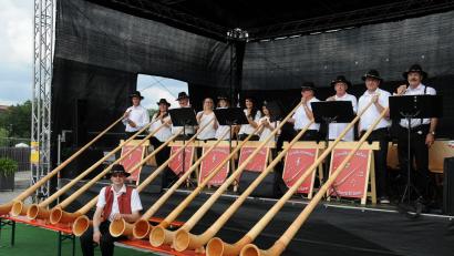 Bild: exb
Die Großkonreuther Alphornbläser bei den Gartentagen in Tirschenreuht. Auch beim Alpenrock-Festival im Fischhofpark dürfen sie nich fehlen.