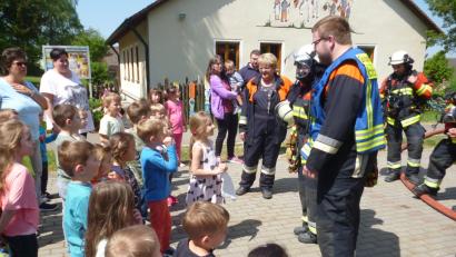 Bild: ct
Interessiert lauschen Kinder und Erzieherinnen der Kita St. Martin Schlicht bei der Schulung den Feuerwehrleuten.