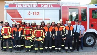 Bild: rpp
Zwölf Feuerwehrkameraden absolvieren  erfolgreich die Prüfungen. Ihnen gratulieren Kreisbrandmeister Florian Braunreuther, Kreisbrandinspektor Otto Braunreuther (von links),  zweiter Bürgermeister Arno Stahl, Kreisbrandmeister Alois Schindler (von rechts), stellvertretender Kommandant Matthias Schinner und Kommandant Ludwig Kugler (vorne von rechts).