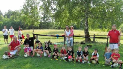Bild: hl
Das Feld für ein Trainingsspiel ist künftig schnell aufgebaut. An die von Michael Klugmann (knieend links) und Rainer Lukas (rechts) betreuten Bambini übergeben Stefan Kuchenreuther (Mitte stehend) und Markus Schupfner (knieend, Zweiter von links) vom Förderverein zwei kleinere und somit leichtere Tore.