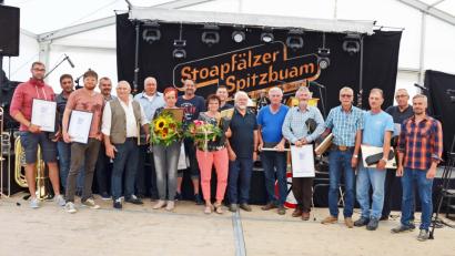 Bild: ü
Zwischen 10 und 25 Jahre beim Unternehmen Kollmer Bohr und Tiefbau beschäftigt sind die 18 Mitarbeiter, die Juniorchef Stephan Kohl (rechts) und Seniorchef Martin Kohl (Siebter von rechts) anlässlich des Firmenjubiläums auszeichnen.