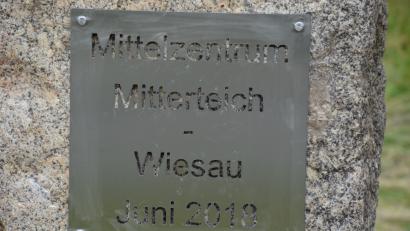 Bild: jr
Diese Metalltafel ziert den Granitstein und weist auf das Mittelzentrum Mitterteich/Wiesau hin.