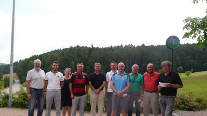 Bild: pko
Für die Bestplatzierten des Golfturniers rentierte sich das frühe Aufstehen: Sie bekamen bei der Siegerehrung Preise überreicht.