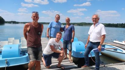 Bild: Hirsch (RHI), Rudolf [RHI] (RUDOLF.HIRSCH@T-ONLINE.DE)
Die Yoga-Lehrer Chris Seiler, Tim Küchling und Navid Talebi (von links) richten gemeinsam mit Dietrich Schmidt und Bürgermeister Harald Bemmerl am Steinberger See ein Yoga-Festival aus.   Bild: Hirsch