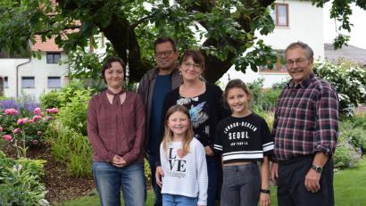 Bild: Schulze, Lena
Die Familie Benkner stellt ihren Privatgarten beim Tag der offenen Gartentüre 2018 zum ersten Mal zur Verfügung. 
(von links) die beiden Kreisfachberater für Gartenkultur und Landespflege am Landratsamt Tirschenreuth Manuela Pappenberger und Harald Schlöger, Christine Benkner mit zwei von drei Töchtern sowie Alfred Benkner, OGV-Vorsitzender Großkonreuth.