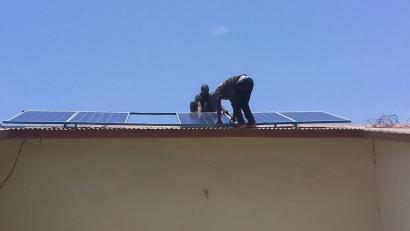 Bild: exb
Auf Skillcenter und Praktikantenhaus werden mit Unterstützung der Hilfsorganisation Socialis for The Gambia Solarpanele angebracht.