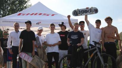 Bild: exb
Die erfolgreichsten Teilnehmer am Skate-Contest zusammen mit Bürgermeister Bernd Sommer (2.v. links).