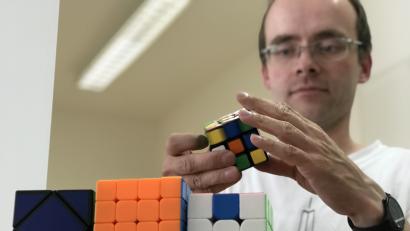 Bild: Tietz
Markus Pirzer (39) aus dem Teublitzer Stadtteil Münchshofen ist ein Experte für den Zauberwürfel. Seine Bestzeit für die Lösung des Kultobjekts aus den 80er Jahren liegt bei rund 18 Sekunden.