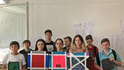 Bild: ow
Stolz präsentieren die Schüler der Mittelschule Grafenwöhr die Ergebnisse ihrer Arbeit bei dem Besuch des Bfz Weiden. Von links: Raslan Al Bagdadi, Daniel Erfurt, Shayenne Maxwell, Günther Dittner, Katharina Kononenko, Daniel Koslov, Jaqueline Birner, Jonas Hoheißl und Daniel Gerber.