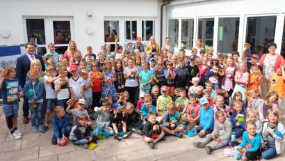 Bild: ohr
Die Grundschule Fensterbach holte sich beim  Sportabzeichen – Schulsportwettbewerb einen Spitzenplatz auf Landesebene. Das ostbayerische Handwerk und die Handwerkskammer Niederbayern – Oberpfalz sind Kooperationspartner  des BLSV.  Geschäftsführer Alexander Stahl (links) belohnte im Beisein von Rektorin Heidi Neidl (rechts) alle Schüler/innen mit Brezen als handwerkliches Frühstück.