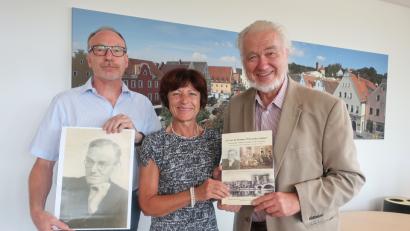 Bild: Hirsch (RHI), Rudolf [RHI] (RUDOLF.HIRSCH@T-ONLINE.DE)
Zweite Bürgermeisterin Ulrike Roidl bedankte sich beim Autor Erich Zweck (rechts) und Archivar Josef Fischer (links) für die gute Zusammenarbeit bei der Dokumentation: „Es war im Sommer 1916 an der Somme“.     Bild: Hirsch