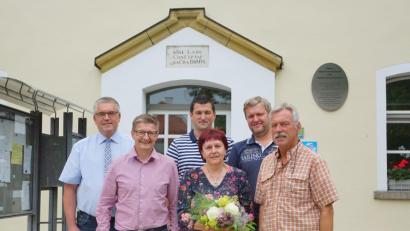 Bild: hm
Im Rathaus wurde Evi Duscher verabschiedet. Im Bild von  links Bürgermeister Richard Tischler, Gerhard Deinzer, der Trausnitzer Bürgermeister  Martin Schwandner, Evi Duscher, Verwaltungsleiter Bernhard Baumer und Alfred Hammer.