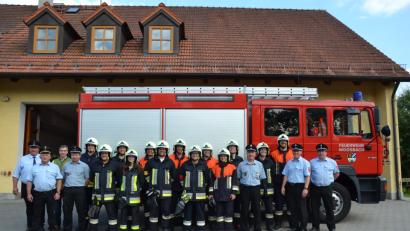 Bild: gi
Das Prüfungsteam, Bürgermeister Hermann Ach (Dritter von links) sowie die Kommandanten, Ausbilder und Vorsitzender Josef Hierold (links) gratulieren 13 Feuerwehrleuten zur bestandenen Leistungsprüfung.