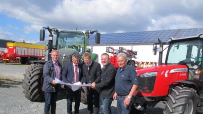 Bild: Bugl
Bauamtsleiter Georg Keil, Bürgermeister Martin Birner, Heribert Schulte, Bernhard Beer und  der Neunburger Verkaufsberater Franz Breu (von links)  versprechen sich für den Neubau auch Synergie-Effekte.