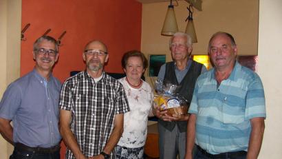 Bild: exb
Kommen und Gehen beim VdK-Ortsverband Lintach (von links): der neue Kassier Jürgen Göldl, 2. Vorsitzender Wolfgang Panten, Kreisvorsitzende Marianne Kies-Baldasty, der ausscheidender Kassier Philipp Schwab und Vorsitzender Ludwig Hirn.