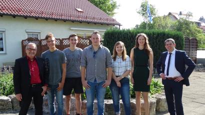 Bild: exb
Herausragende Seminararbeiten verdienen besonderes Lob (von links) Studiendirektor Ludwig Räß, Nico Schöner, Dominik Herl, Andreas Kinscher, Sara Maier, Kirsten Schulze und Oberstudiendirektor Dieter Meyer.