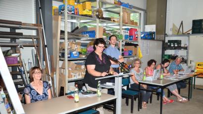 Bild: fjo
Unterstützt von Bürgermeisterin Margit Kirzinger (links) und Bauamtsleiter Christian Meier (stehend) leitet Geschäftsführerin Kerstin Wilka-Dierl den Versteigerungs-Marathon.