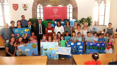 Bild: Gebhardt
Im gro&szlig;en Rathaussaal stellten sich Kinder, Betreuer, B&uuml;rgermeister, Sponsor und Gewinner der Publikumspreise zum Gruppenfoto.
